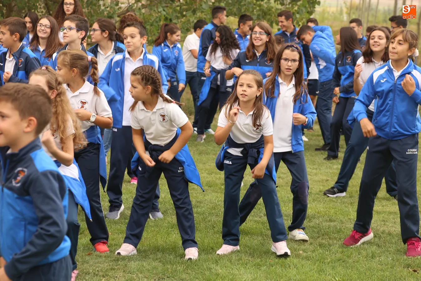 Los alumnos rezaron, cantaron y bailaron en la zona de la Dehesa