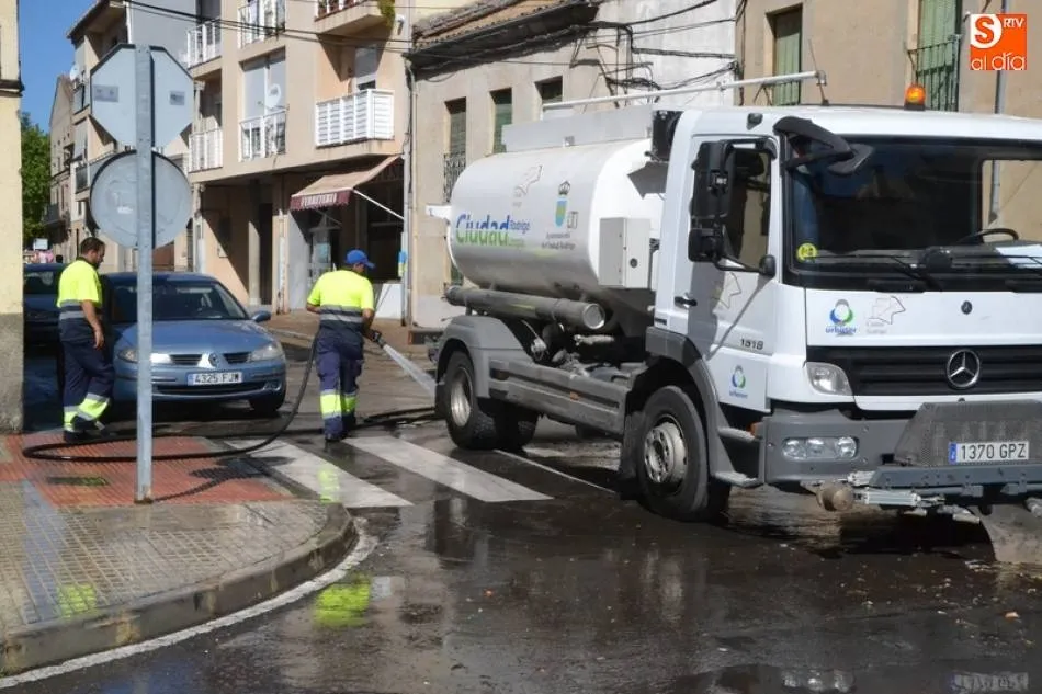 Operarios municipales realizan tareas de limpieza en el barrio de San Cristóbal en Ciudad Rodrigo