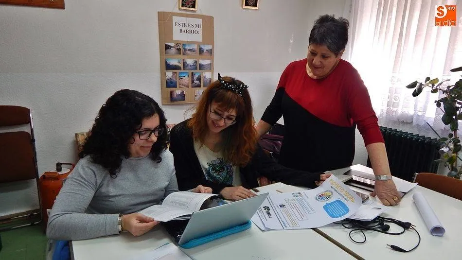 Elga, usuaria del proyecto, junto a la educadora social Laura Yáñez y Regina Moreiro, presidente de Fevesa