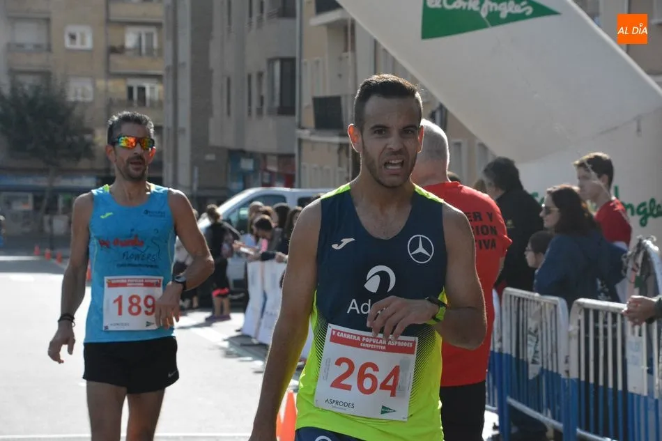 Foto 10 - Jes&uacute;s Galache y &Aacute;ngeles Mu&ntilde;oz vencen en la prueba competitiva de la V Carrera Popular Asprodes