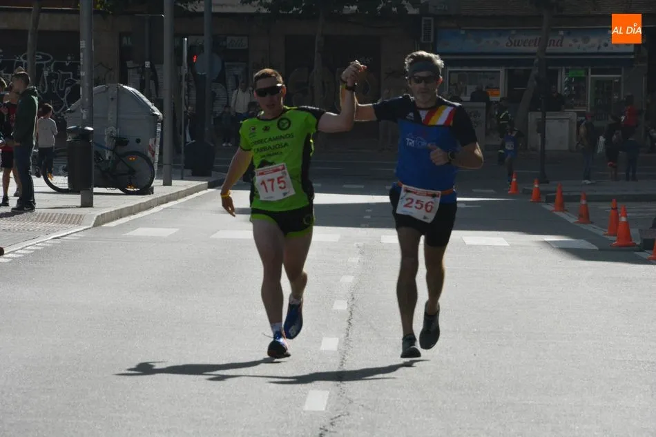 Foto 7 - Jes&uacute;s Galache y &Aacute;ngeles Mu&ntilde;oz vencen en la prueba competitiva de la V Carrera Popular Asprodes