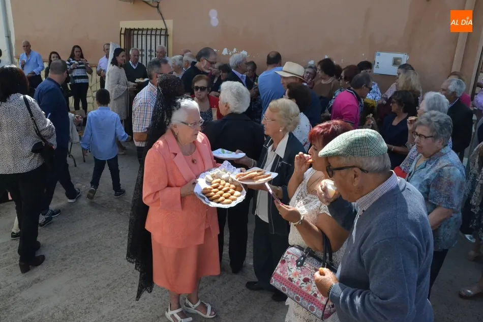 Foto 10 - La Reina del Arrabal del Puente recorre las calles acompa&ntilde;ada por un amplio n&uacute;mero de fieles  