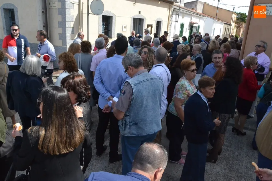 Foto 11 - La Reina del Arrabal del Puente recorre las calles acompa&ntilde;ada por un amplio n&uacute;mero de fieles  
