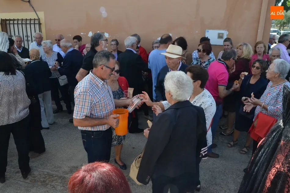Foto 9 - La Reina del Arrabal del Puente recorre las calles acompa&ntilde;ada por un amplio n&uacute;mero de fieles  