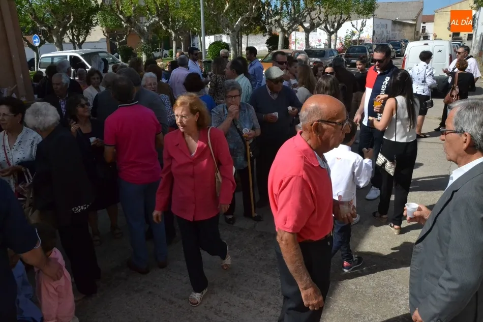 Foto 5 - La Reina del Arrabal del Puente recorre las calles acompa&ntilde;ada por un amplio n&uacute;mero de fieles  