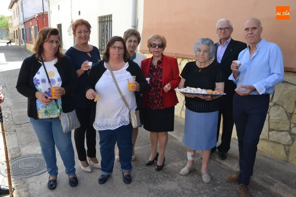 Foto 4 - La Reina del Arrabal del Puente recorre las calles acompa&ntilde;ada por un amplio n&uacute;mero de fieles  