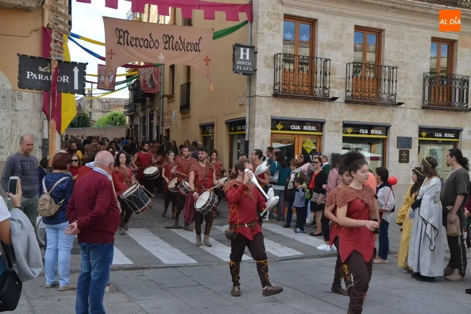 El ritmo en la calle no cesa en la Feria Medieval  