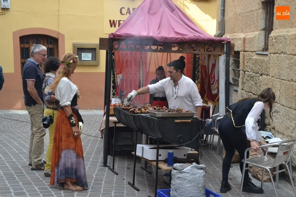 Foto 6 - El ritmo en la calle no cesa en la Feria Medieval  