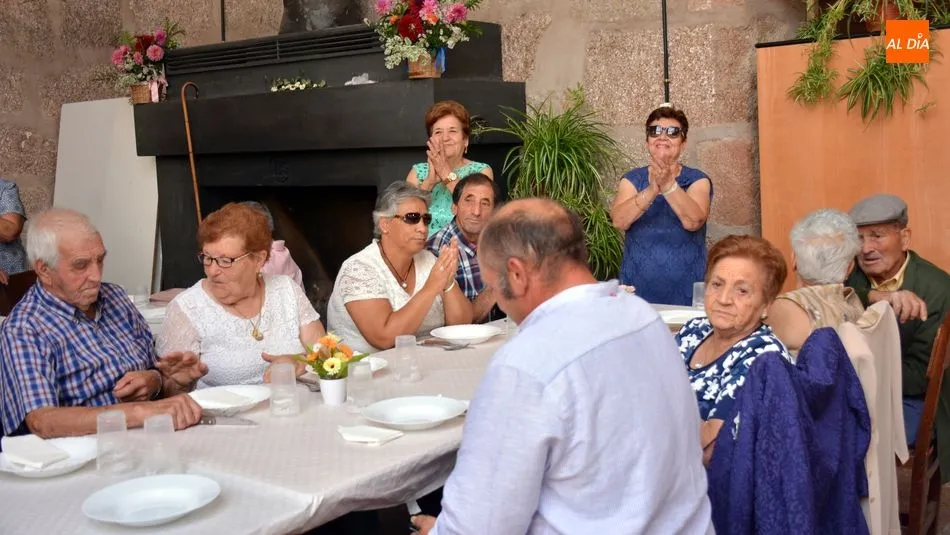 Foto 2 - Emotivo homenaje por las Bodas de Oro en la fiesta de la Asociaci&oacute;n de Mayores de San Felices de...