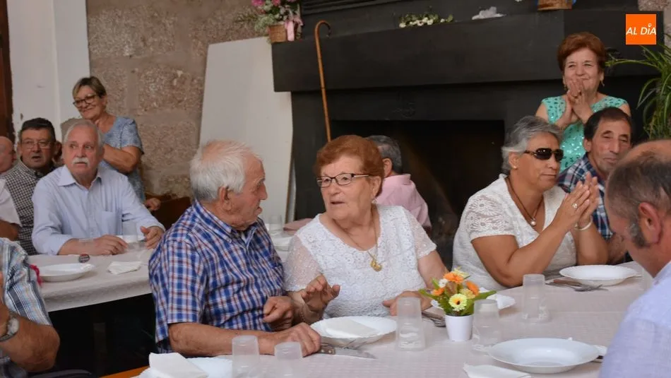 Foto 4 - Emotivo homenaje por las Bodas de Oro en la fiesta de la Asociaci&oacute;n de Mayores de San Felices de...