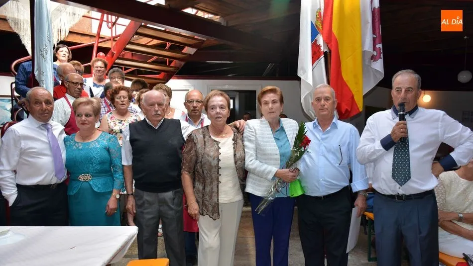 Foto 6 - Emotivo homenaje por las Bodas de Oro en la fiesta de la Asociaci&oacute;n de Mayores de San Felices de...