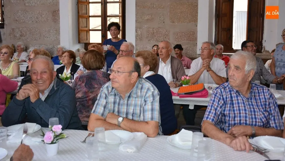 Foto 5 - Emotivo homenaje por las Bodas de Oro en la fiesta de la Asociaci&oacute;n de Mayores de San Felices de...