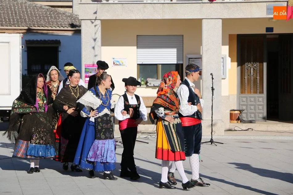 Foto 4 - Valderrodrigo acompa&ntilde;a a su Madrina en los actos en honor a la Virgen del Rosario  
