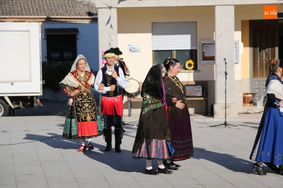 Foto 3 - Valderrodrigo acompa&ntilde;a a su Madrina en los actos en honor a la Virgen del Rosario  