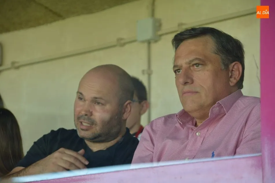 Lovato junto a Carlos Martín en un palco del Helmántico / Lydia González