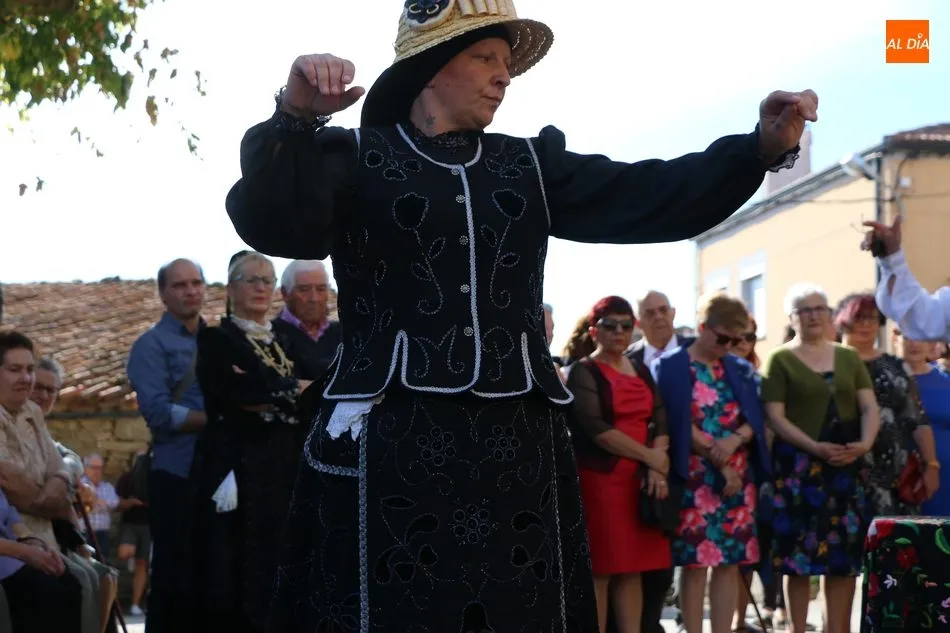 Foto 6 - Madrina y cuartillera entregan sus ofrendas a la Virgen del Rosario en Cabeza del Caballo