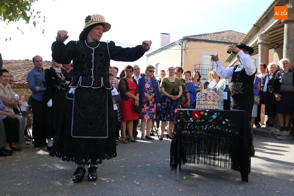 Foto 5 - Madrina y cuartillera entregan sus ofrendas a la Virgen del Rosario en Cabeza del Caballo