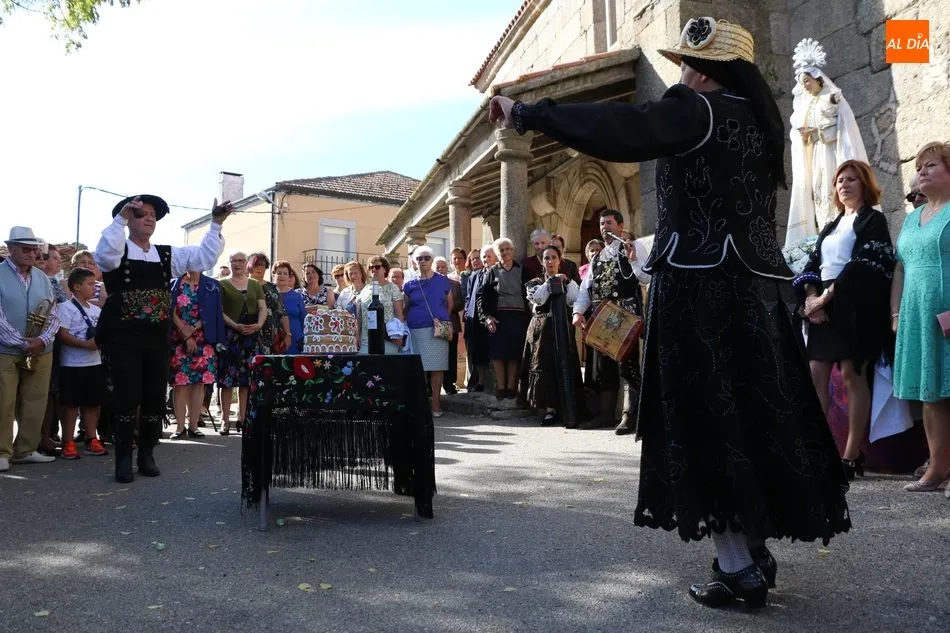 Foto 2 - Madrina y cuartillera entregan sus ofrendas a la Virgen del Rosario en Cabeza del Caballo