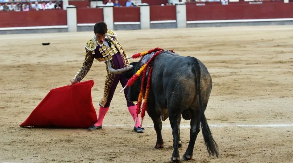 Lópe Chaves no tuvo opciones ante los deslucidos toros de Adolfo Martín. Foto: Cultoro