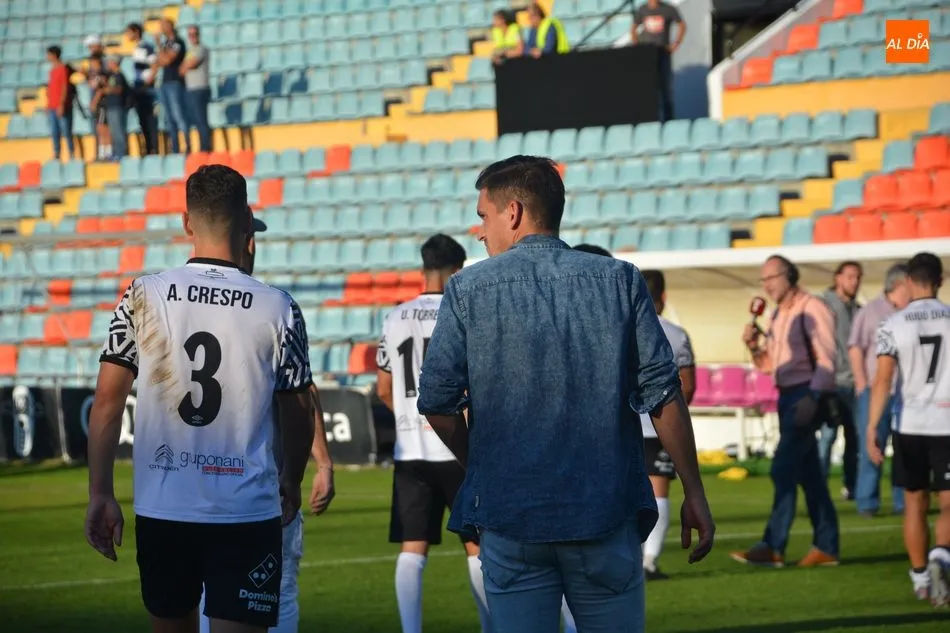 Foto 8 - Un doblete de Gio Navarro decide un p&eacute;simo derbi marcado por la pol&eacute;mica en el Helm&aacute;ntico (2-0)