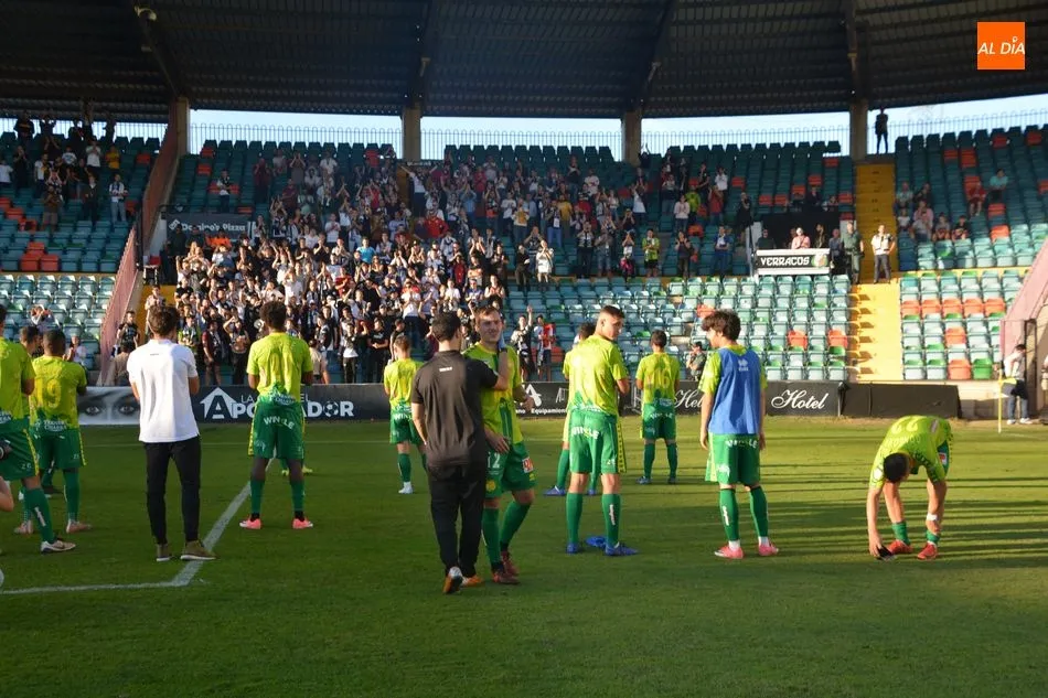 Foto 3 - Un doblete de Gio Navarro decide un p&eacute;simo derbi marcado por la pol&eacute;mica en el Helm&aacute;ntico (2-0)