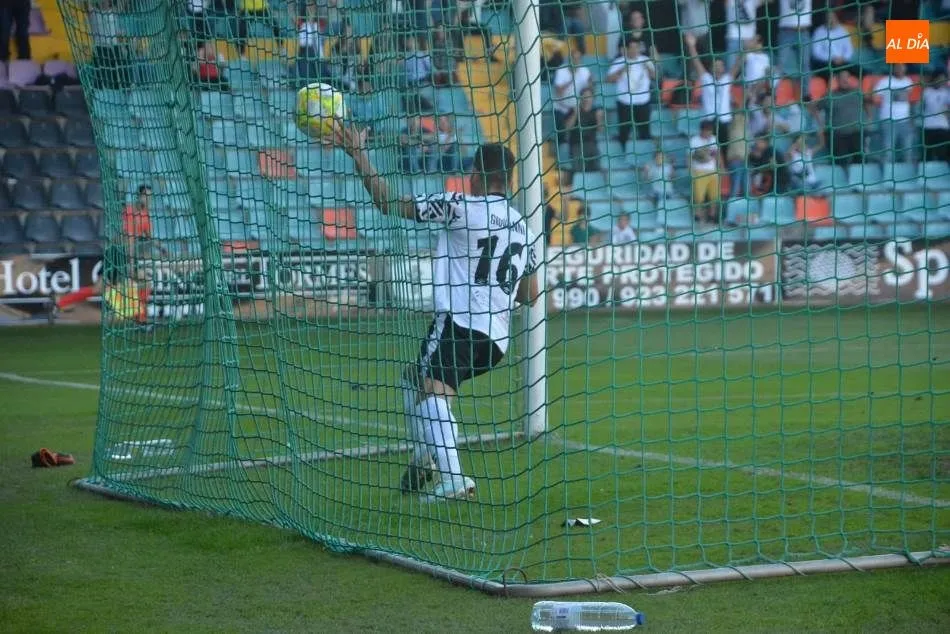 Foto 2 - Dos goles para olvidar un paup&eacute;rrimo espect&aacute;culo
