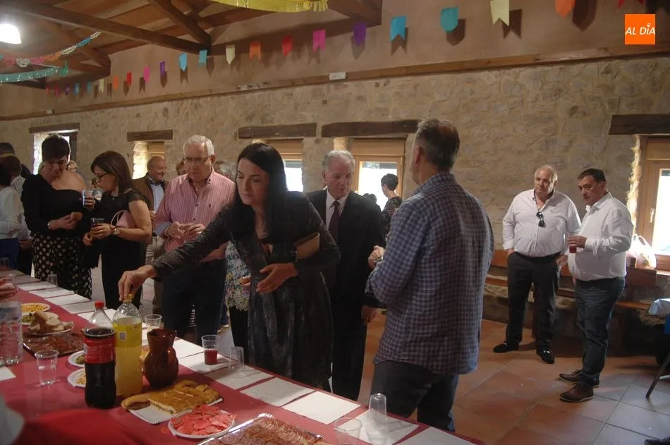 Foto 11 - Nuria Mart&iacute;n y Nuria Hern&aacute;ndez ejercen de Madrinas para la Virgen del Rosario en Cip&eacute;rez  