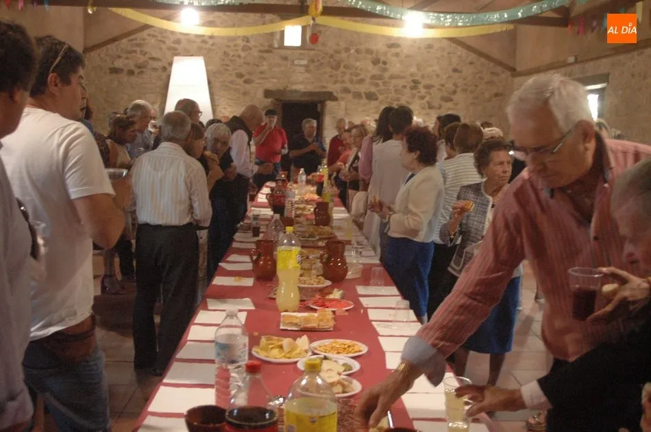 Foto 9 - Nuria Mart&iacute;n y Nuria Hern&aacute;ndez ejercen de Madrinas para la Virgen del Rosario en Cip&eacute;rez  