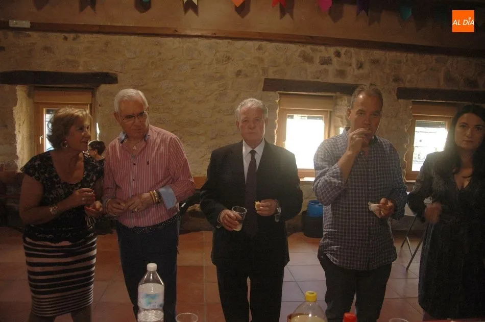 Foto 7 - Nuria Mart&iacute;n y Nuria Hern&aacute;ndez ejercen de Madrinas para la Virgen del Rosario en Cip&eacute;rez  