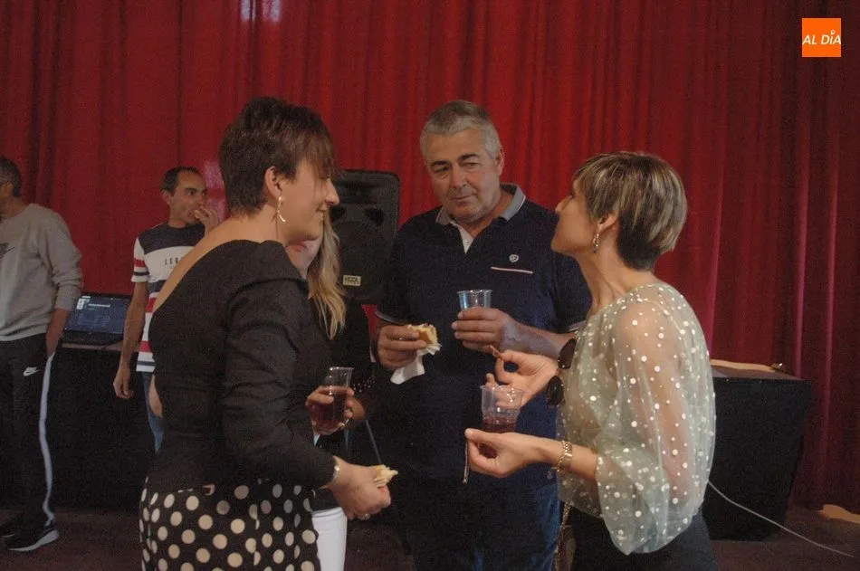 Foto 6 - Nuria Mart&iacute;n y Nuria Hern&aacute;ndez ejercen de Madrinas para la Virgen del Rosario en Cip&eacute;rez  