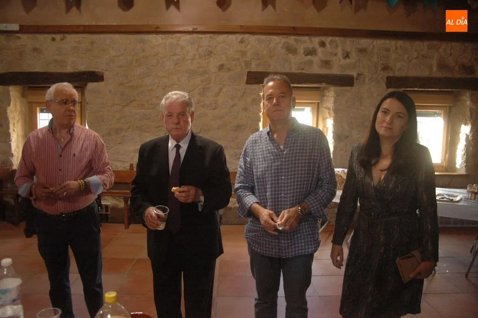 Foto 5 - Nuria Mart&iacute;n y Nuria Hern&aacute;ndez ejercen de Madrinas para la Virgen del Rosario en Cip&eacute;rez  