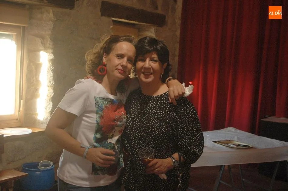 Foto 4 - Nuria Mart&iacute;n y Nuria Hern&aacute;ndez ejercen de Madrinas para la Virgen del Rosario en Cip&eacute;rez  