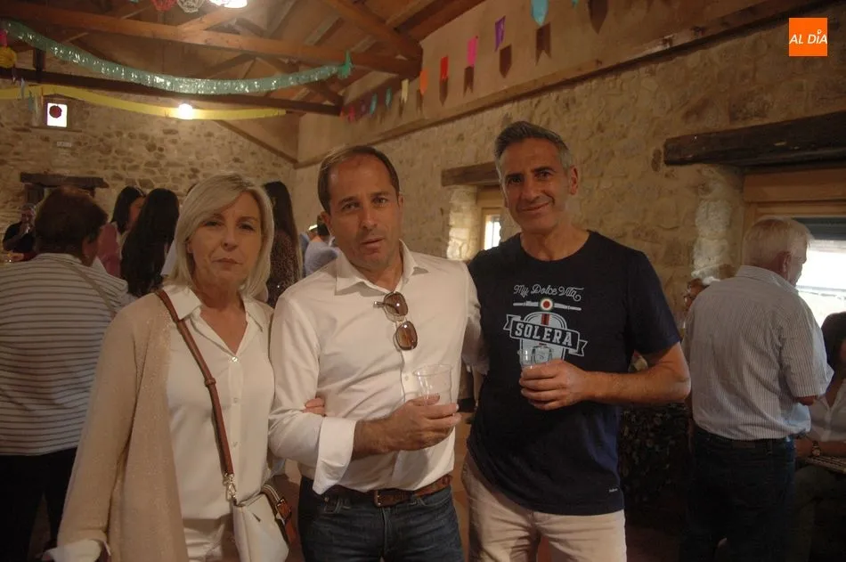 Foto 3 - Nuria Mart&iacute;n y Nuria Hern&aacute;ndez ejercen de Madrinas para la Virgen del Rosario en Cip&eacute;rez  