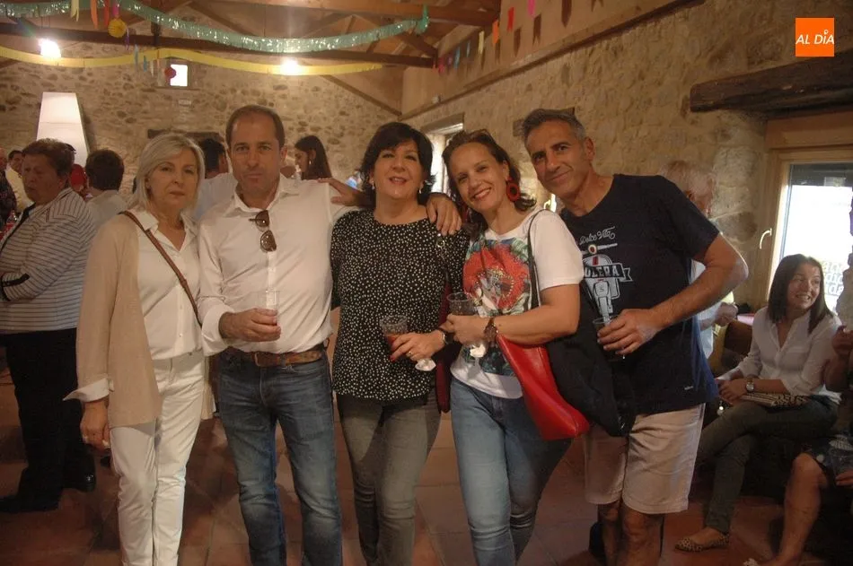 Foto 2 - Nuria Mart&iacute;n y Nuria Hern&aacute;ndez ejercen de Madrinas para la Virgen del Rosario en Cip&eacute;rez  