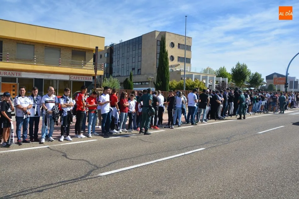 Foto 10 - Bengalas, c&aacute;nticos y &lsquo;ambientazo&rsquo; creado por la afici&oacute;n del Salamanca UDS para recibir al bus ...