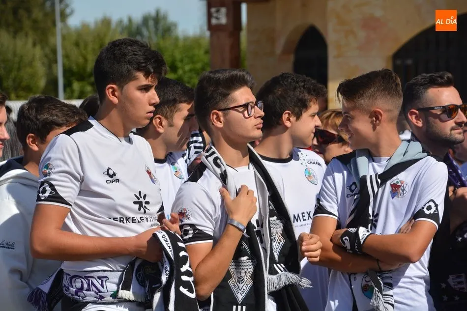 Foto 9 - Bengalas, c&aacute;nticos y &lsquo;ambientazo&rsquo; creado por la afici&oacute;n del Salamanca UDS para recibir al bus ...