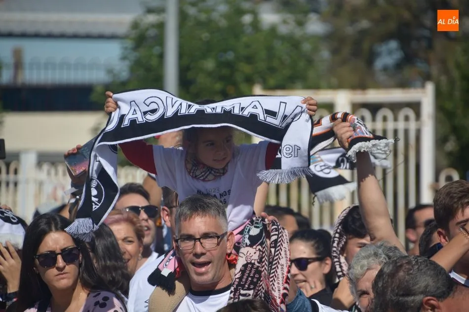 Foto 8 - Bengalas, c&aacute;nticos y &lsquo;ambientazo&rsquo; creado por la afici&oacute;n del Salamanca UDS para recibir al bus ...
