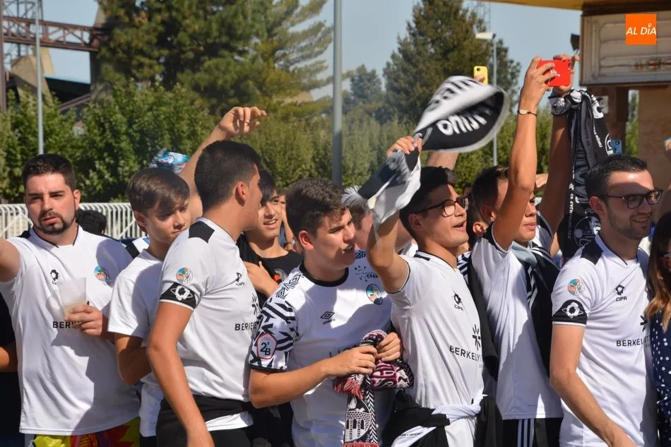 Foto 7 - Bengalas, c&aacute;nticos y &lsquo;ambientazo&rsquo; creado por la afici&oacute;n del Salamanca UDS para recibir al bus ...
