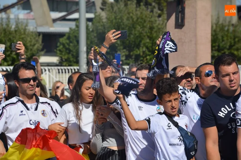 Foto 6 - Bengalas, c&aacute;nticos y &lsquo;ambientazo&rsquo; creado por la afici&oacute;n del Salamanca UDS para recibir al bus ...