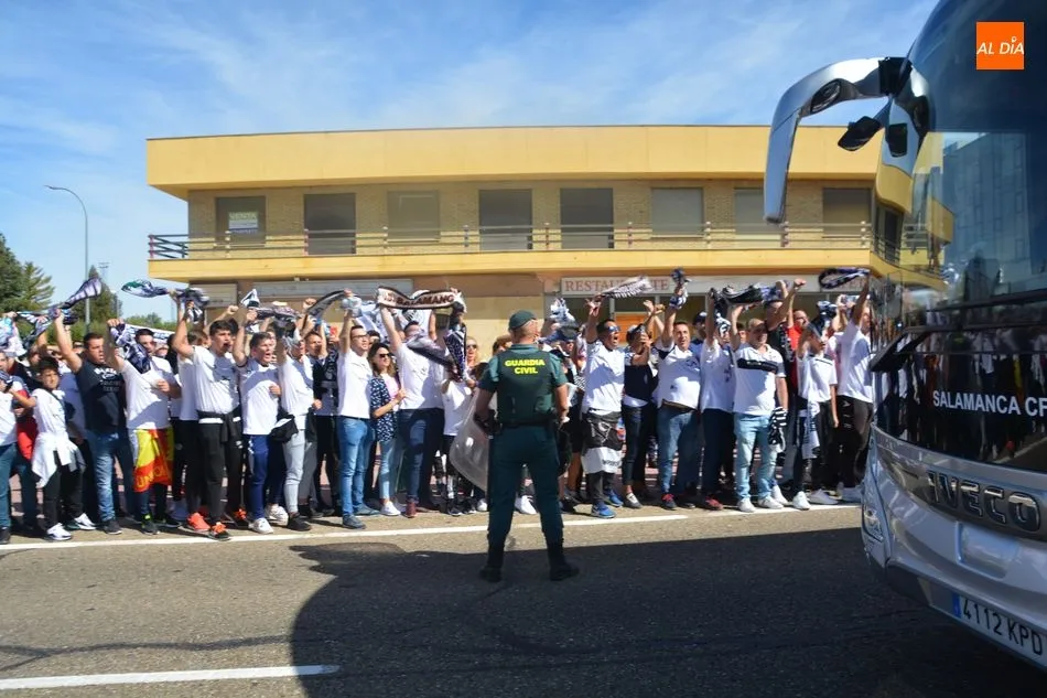 Foto 5 - Bengalas, c&aacute;nticos y &lsquo;ambientazo&rsquo; creado por la afici&oacute;n del Salamanca UDS para recibir al bus ...