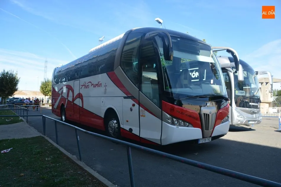 Foto 4 - Bengalas, c&aacute;nticos y &lsquo;ambientazo&rsquo; creado por la afici&oacute;n del Salamanca UDS para recibir al bus ...