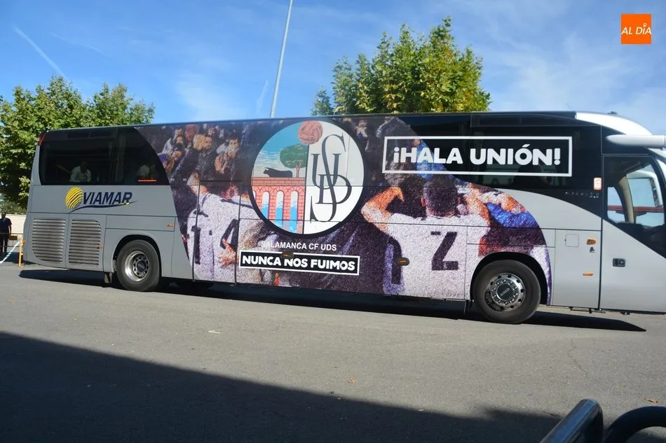 Foto 3 - Bengalas, c&aacute;nticos y &lsquo;ambientazo&rsquo; creado por la afici&oacute;n del Salamanca UDS para recibir al bus ...