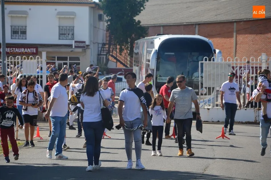 Foto 2 - Bengalas, c&aacute;nticos y &lsquo;ambientazo&rsquo; creado por la afici&oacute;n del Salamanca UDS para recibir al bus ...