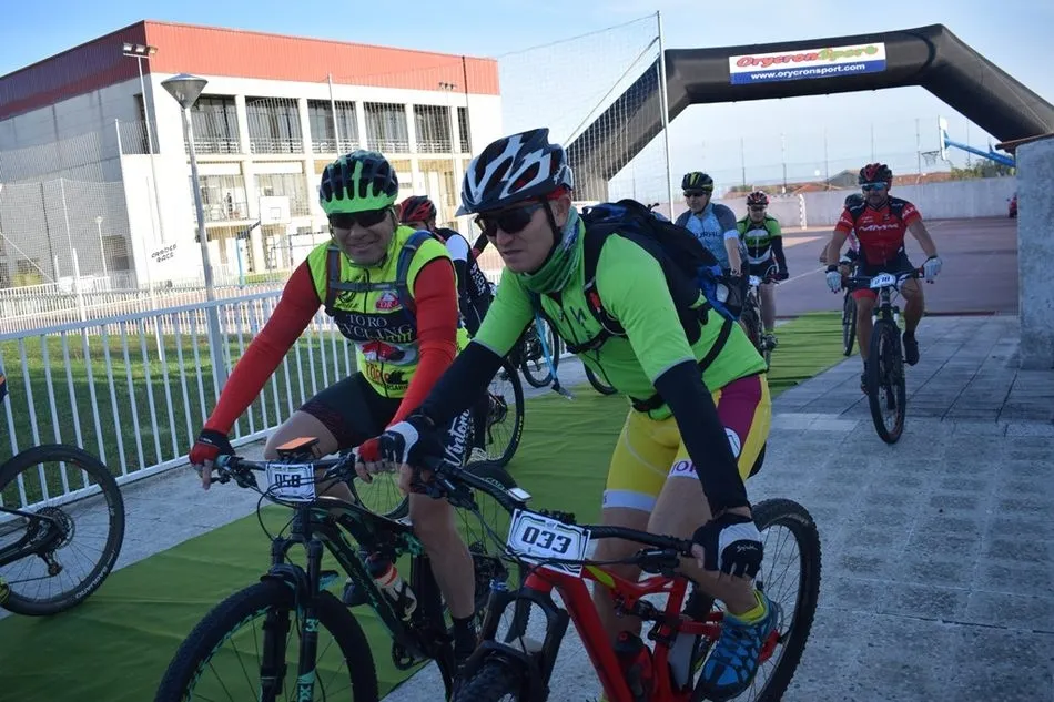 Foto 10 - Jos&eacute; Carlos &Aacute;lvarez y Eva Mart&iacute;n se llevan la tercera Marcha BTT Arribes Race de Aldead&aacute;vila  
