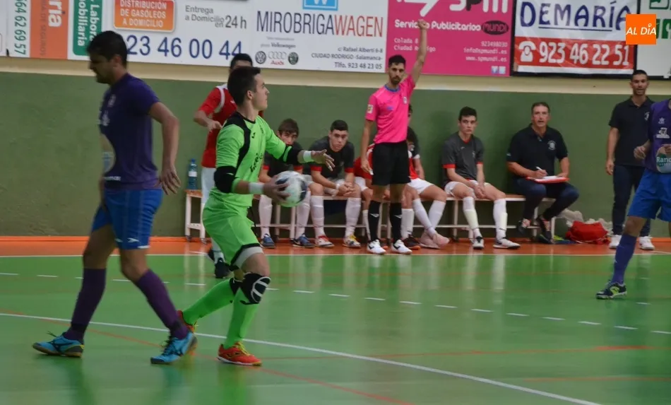 Foto 2 - El III Senior se estrena en Conde de Fox&aacute; con una c&oacute;moda victoria ante La Ba&ntilde;eza  