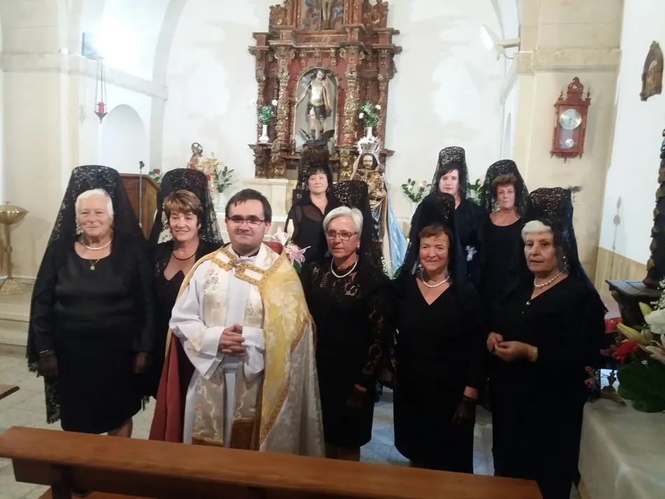La Atalaya procesiona a la Virgen del Rosario con ocho mayordomas  