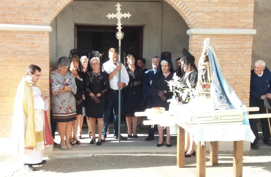 Foto 3 - La Atalaya procesiona a la Virgen del Rosario con ocho mayordomas  