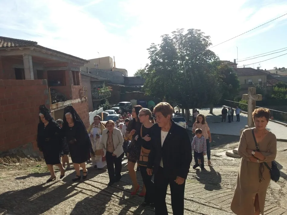 Foto 8 - La Atalaya procesiona a la Virgen del Rosario con ocho mayordomas  