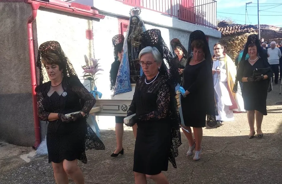 Foto 7 - La Atalaya procesiona a la Virgen del Rosario con ocho mayordomas  