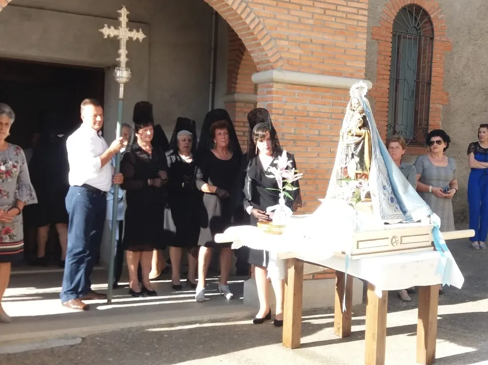 Foto 4 - La Atalaya procesiona a la Virgen del Rosario con ocho mayordomas  